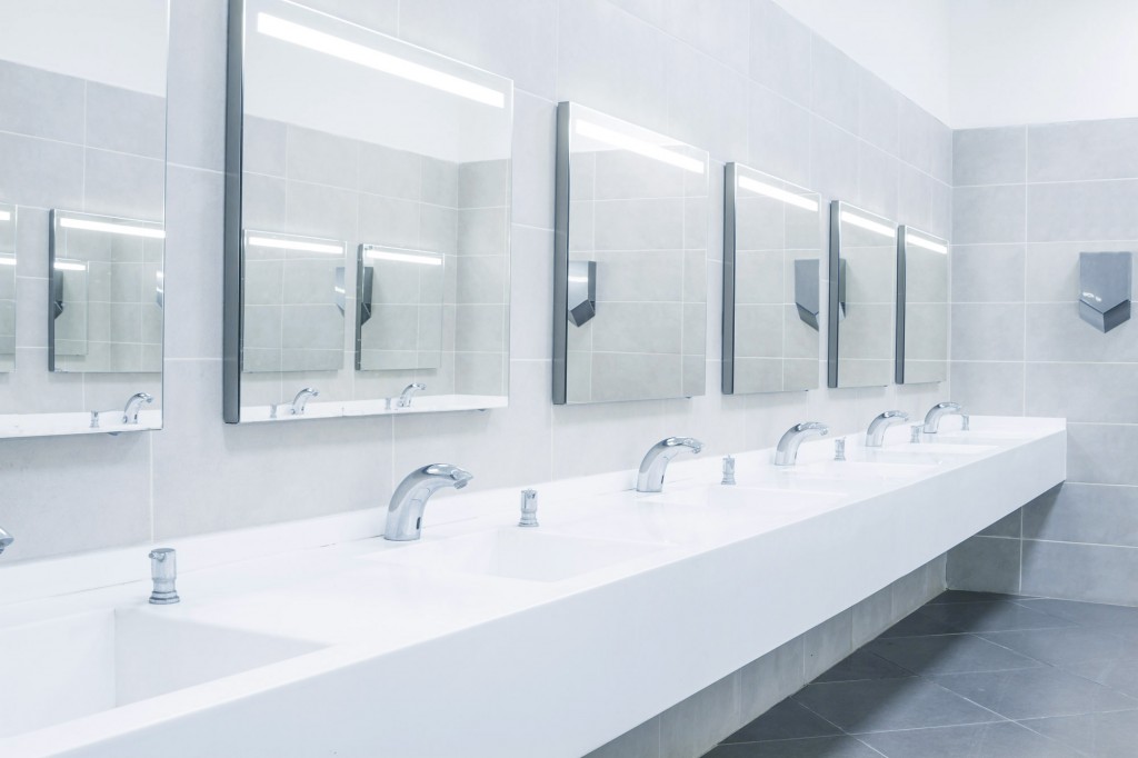 bright and clean commercial bathroom sinks and mirrors